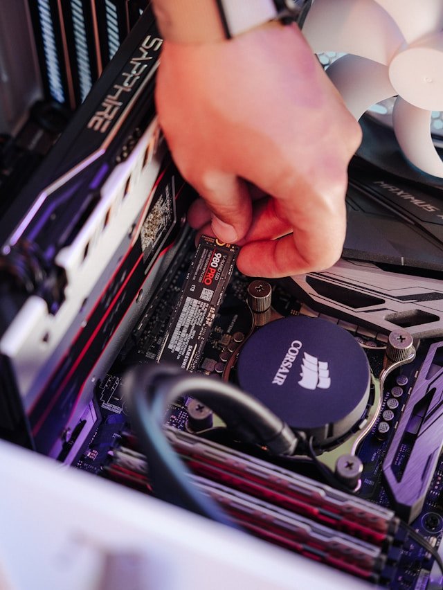 Computer reparatie Eersel open pc reparatie werkbank / Photo by <a href="https://unsplash.com/@samsungmemory?utm_source=unsplash&utm_medium=referral&utm_content=creditCopyText">Samsung Memory</a> on <a href="https://unsplash.com/photos/a-person-holding-a-computer-chip-Bqus2dXAuw4?utm_source=unsplash&utm_medium=referral&utm_content=creditCopyText">Unsplash</a>