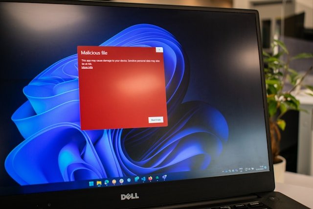 Virus verwijderen laptop Eindhoven malware beveiliging / Photo by <a href="https://unsplash.com/@edhardie?utm_source=unsplash&utm_medium=referral&utm_content=creditCopyText">Ed Hardie</a> on <a href="https://unsplash.com/photos/a-dell-laptop-computer-with-a-red-screen-1C5F88Af9ZU?utm_source=unsplash&utm_medium=referral&utm_content=creditCopyText">Unsplash</a>