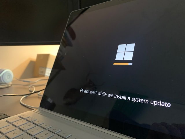 Windows installatie Eindhoven laptop systeem herstel / Photo by <a href="https://unsplash.com/@cbpsc1?utm_source=unsplash&utm_medium=referral&utm_content=creditCopyText">Clint Patterson</a> on <a href="https://unsplash.com/photos/black-and-white-laptop-computer--jCY4oEMA3o?utm_source=unsplash&utm_medium=referral&utm_content=creditCopyText">Unsplash</a>